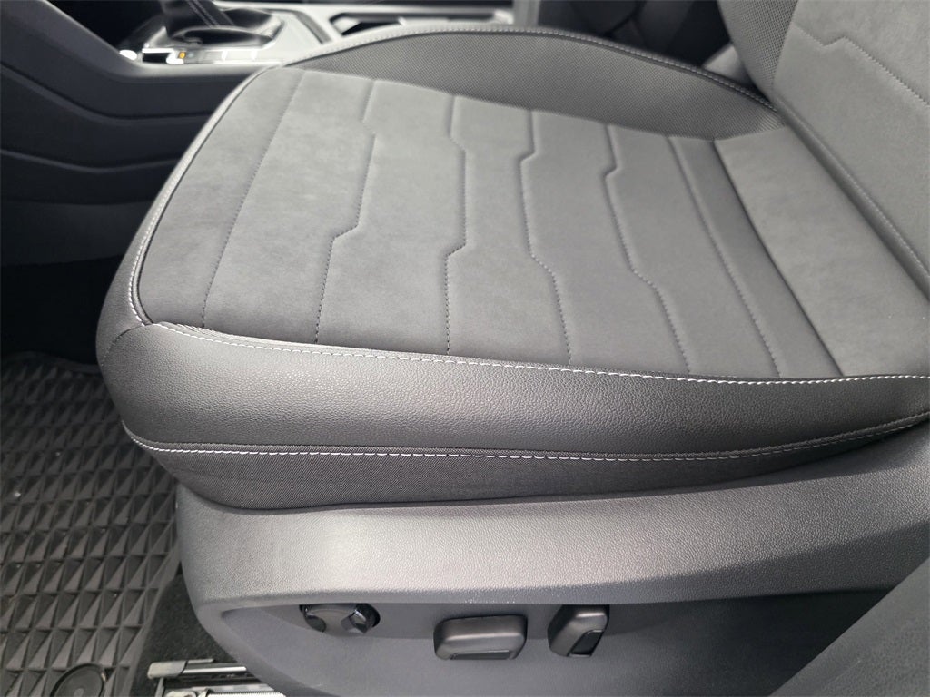 2025 Volkswagen Taos 1.5T SE Black