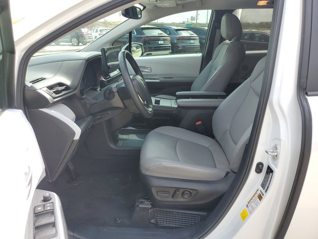 2025 Toyota Sienna XLE 8 Passenger