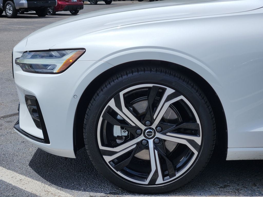 2024 Volvo S60 B5 Plus Dark Theme