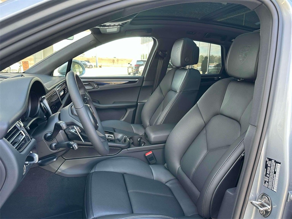 2025 Porsche Macan Base
