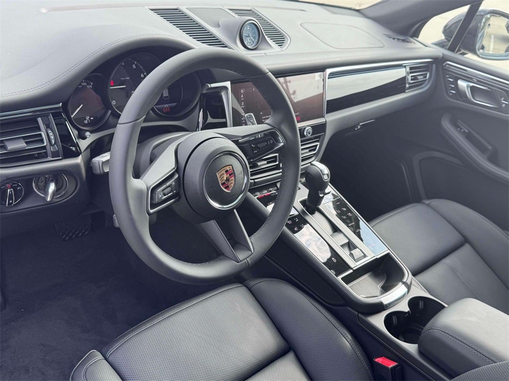 2025 Porsche Macan Base