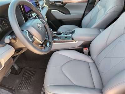 2026 Toyota Highlander Hybrid Platinum